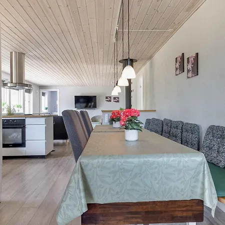 With Outdoor Jacuzzi And Shelter *