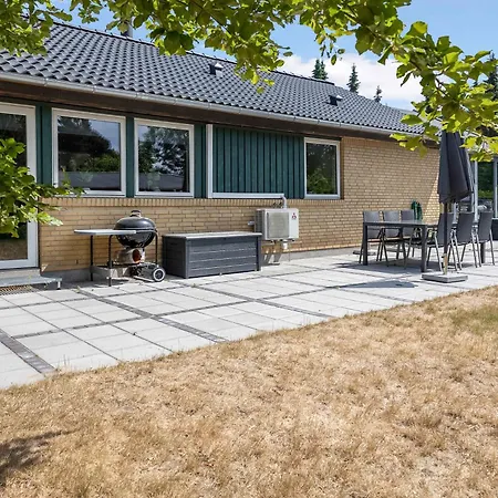 With Outdoor Jacuzzi And Shelter *