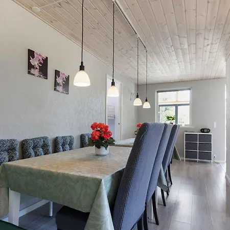 With Outdoor Jacuzzi And Shelter