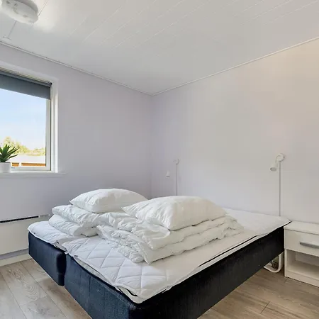 With Outdoor Jacuzzi And Shelter *