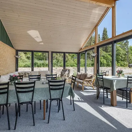 With Outdoor Jacuzzi And Shelter *