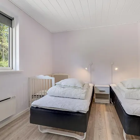 With Outdoor Jacuzzi And Shelter