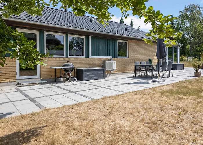 With Outdoor Jacuzzi And Shelter *